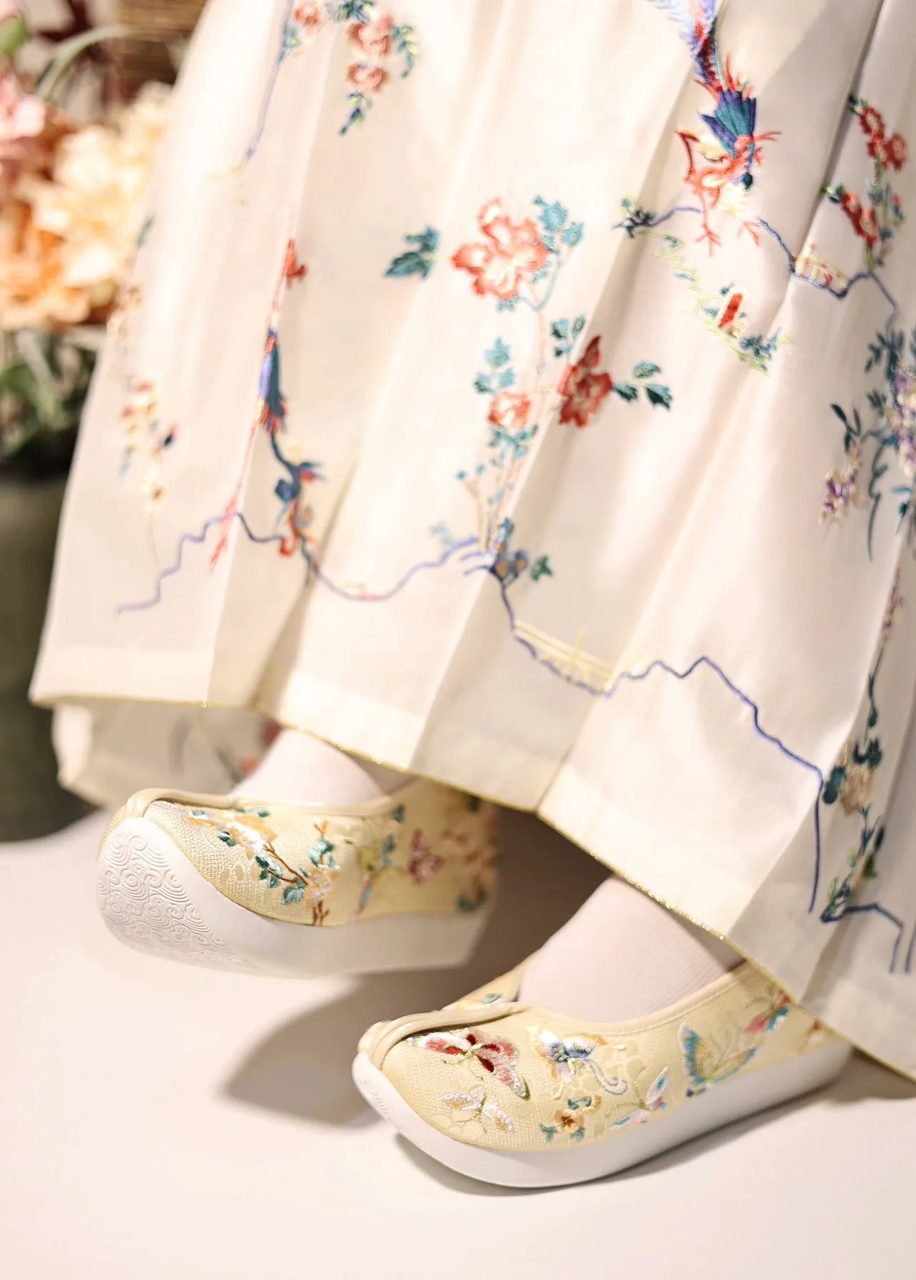 Yun Bu 云步 Hundred Butterfly Embroidered Song Ming Gong Xie Shoes