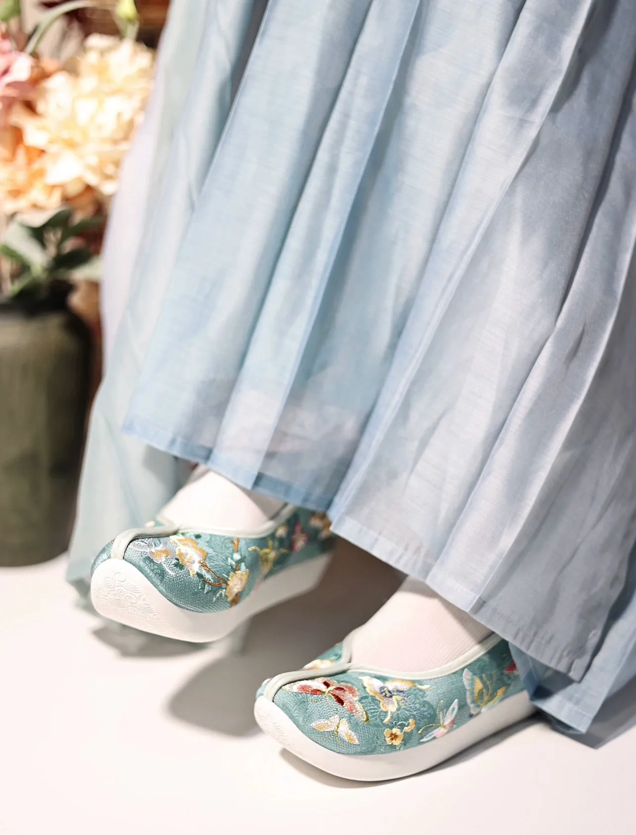 Yun Bu 云步 Hundred Butterfly Embroidered Song Ming Gong Xie Shoes